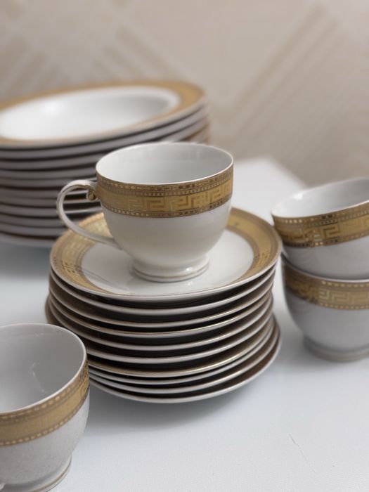 Чайные кружки и тарелки