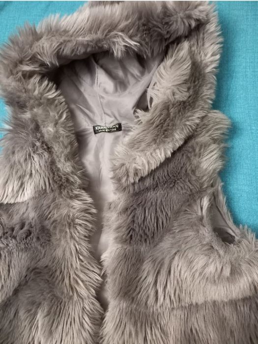 Сив пухкав елек с качулка