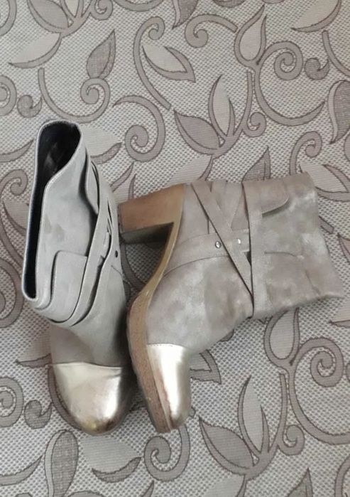 Дамски бежови боти