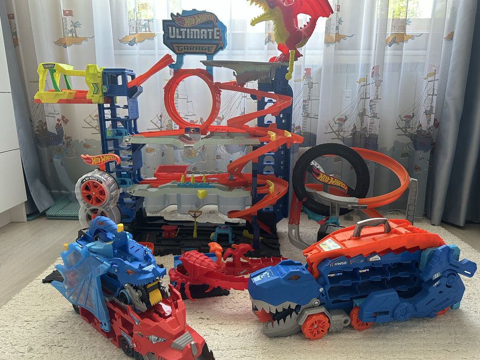 7 комплекта Hot Wheels – Ultimate Garage, T-Rex, дракони и писти