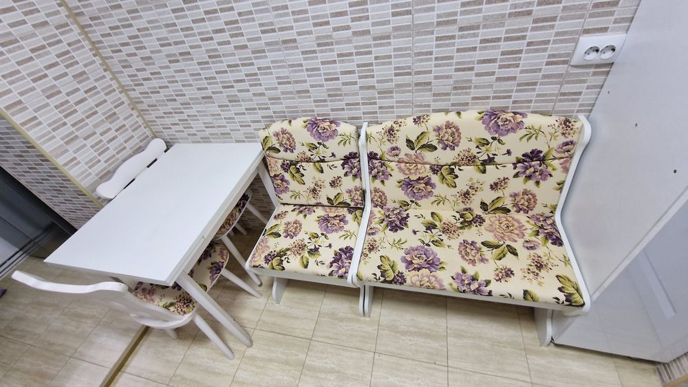 Masa de bucatarie cu doua scaune