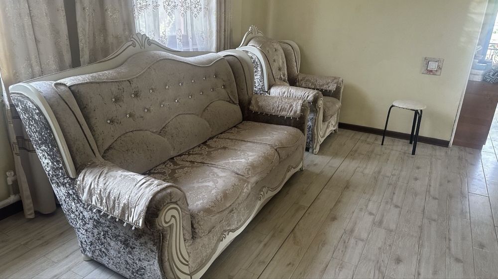 Диван с двумя креслами