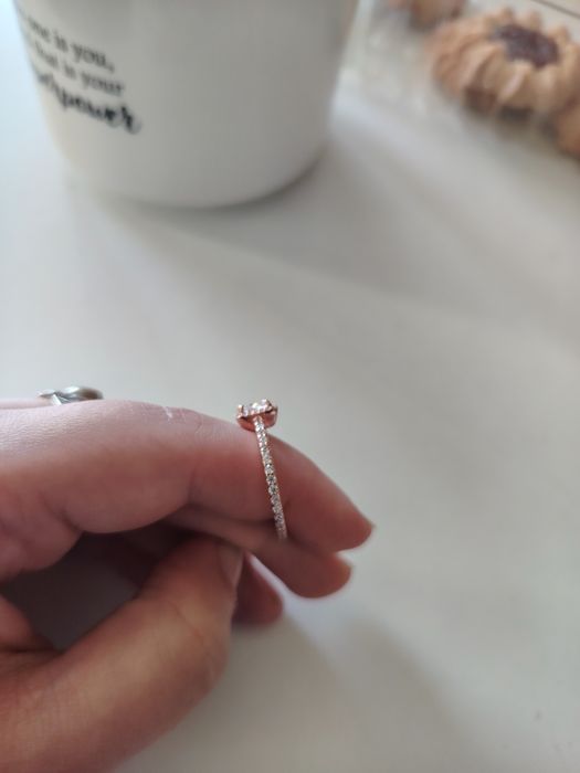 Сбърен пръстен с камъчета и баня от розово злато