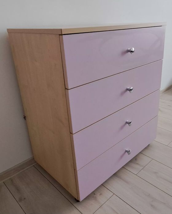 De vanzare comoda pentru tineret- cu 4 sertare