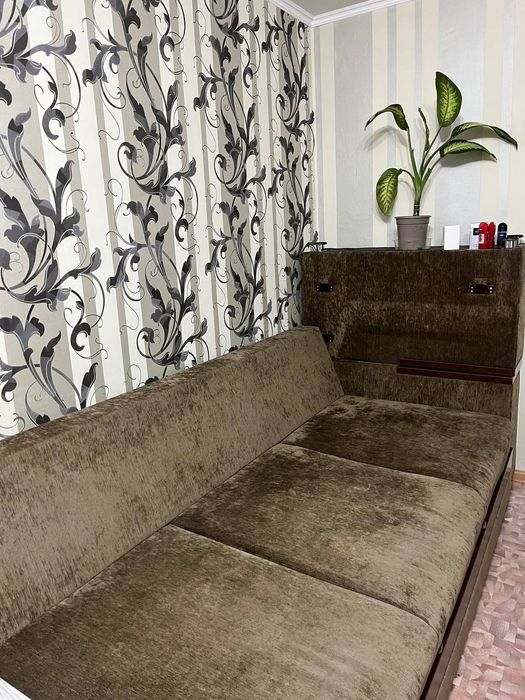 Коричневый большой диван