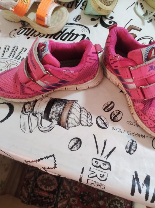 Продам кросовки для девочки