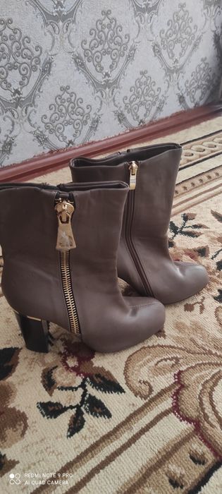 Продаю сапожки зимно осенние .