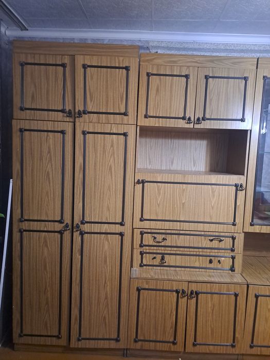 Отдам даром стенку.