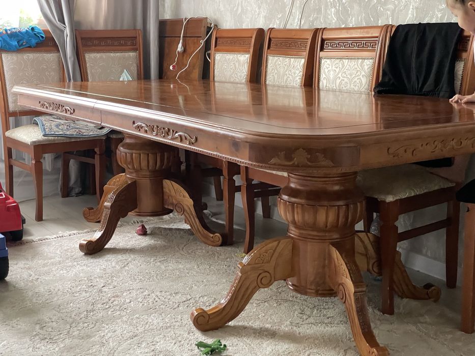 стол со стульями в зал