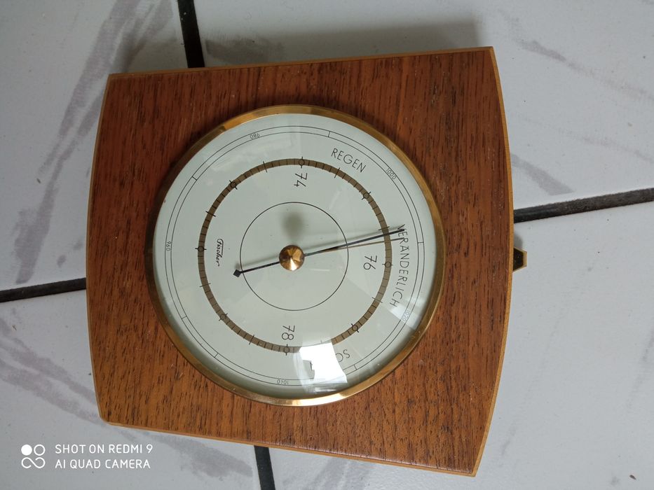 Немски   барометър в дървена основа.