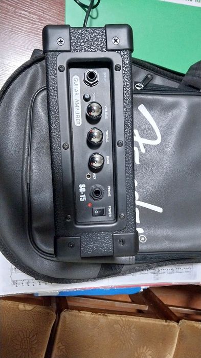 Gitara elektroni