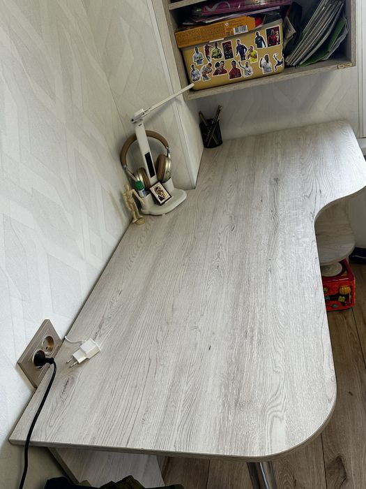 Продам стол и навесной шкаф