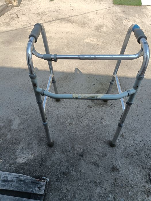 Продам ходунки и кресло туалет для инвалидов