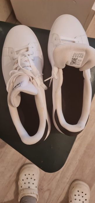 Продам мужские красовки 43рпзмера адилас