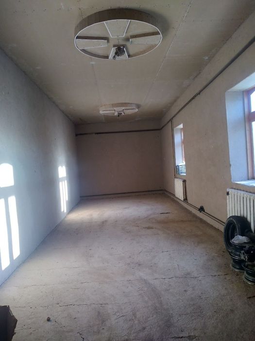 Navoiy viloyati Karmana tumanida 8 sutixli uy sotiladi