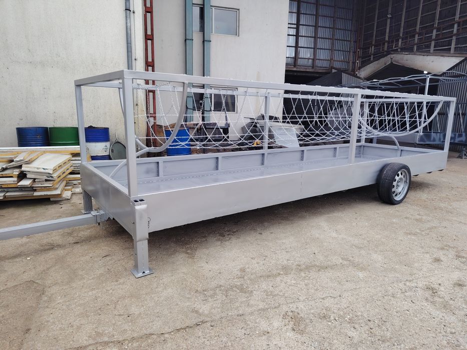 Hrănitor mobil pentru bovine.