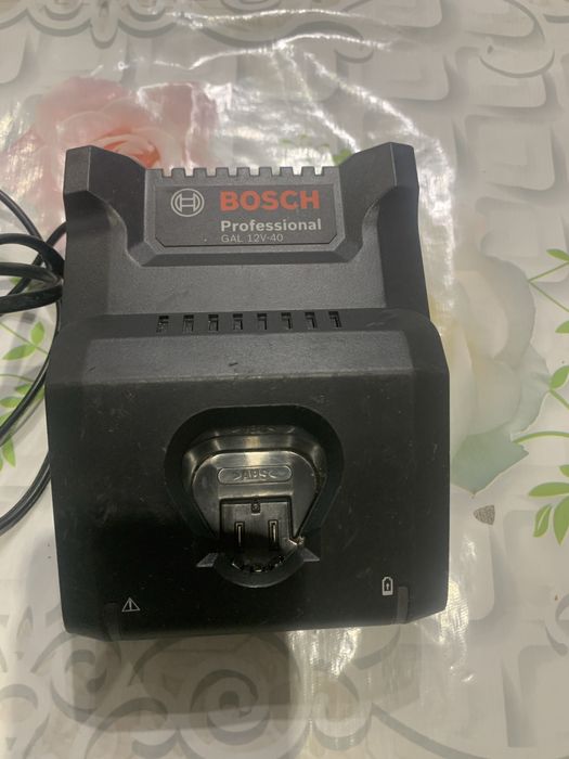 Bosch GAL 12V-40/ зарядно/10,8-12 V/