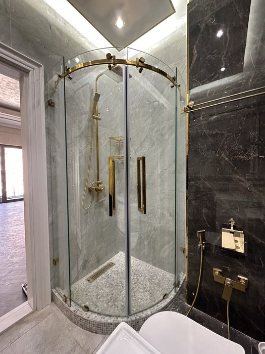 Установка душевых кабин и стеклянных ограждений и перила для лестницы