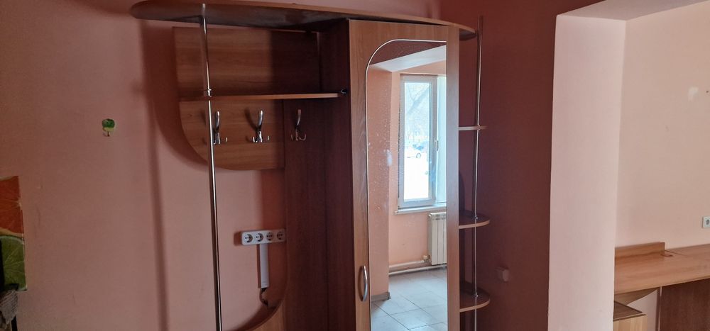 Продам прихожую и стол с приставкой