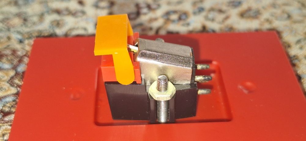 Doză magnetică stereo Tesla VM 2103. 
Compatibilă cu diverse pick-up-u