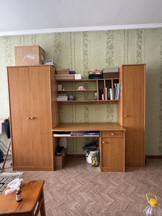 Шкаф и рабочий стол