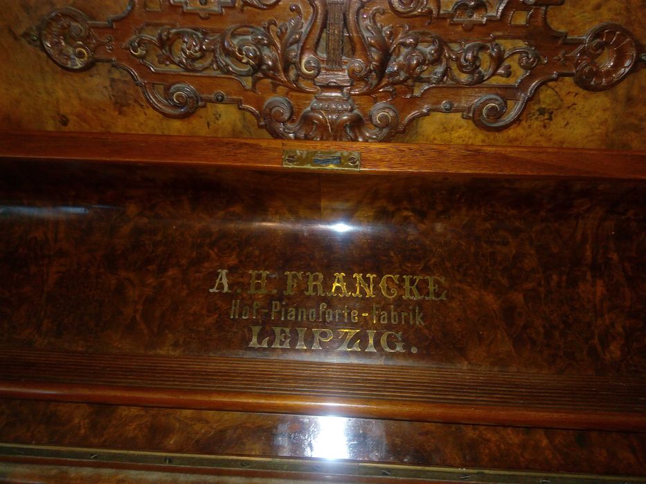 Пияно - много запазено