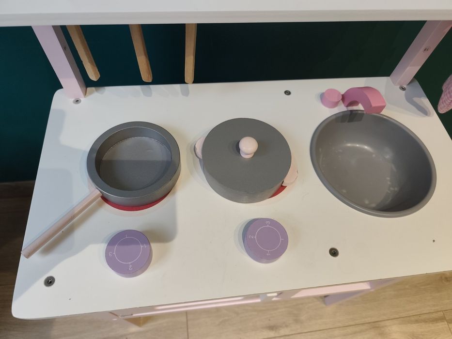 Дървена кухня розова