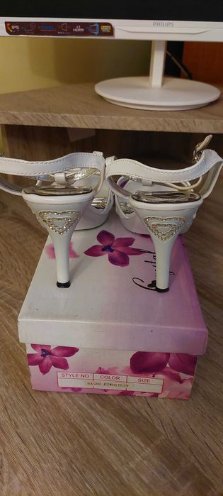 Sandale albe elegante