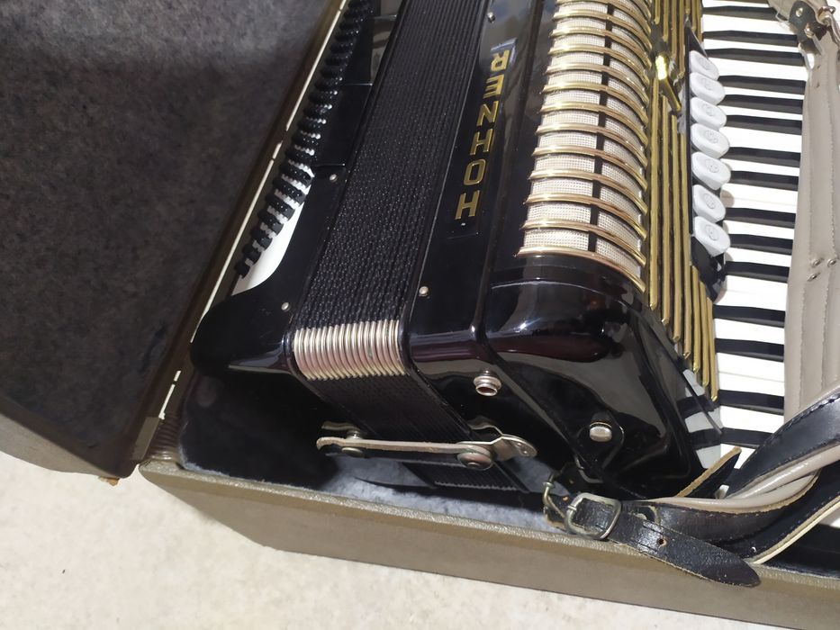 Акордеон Hohner 120 баса