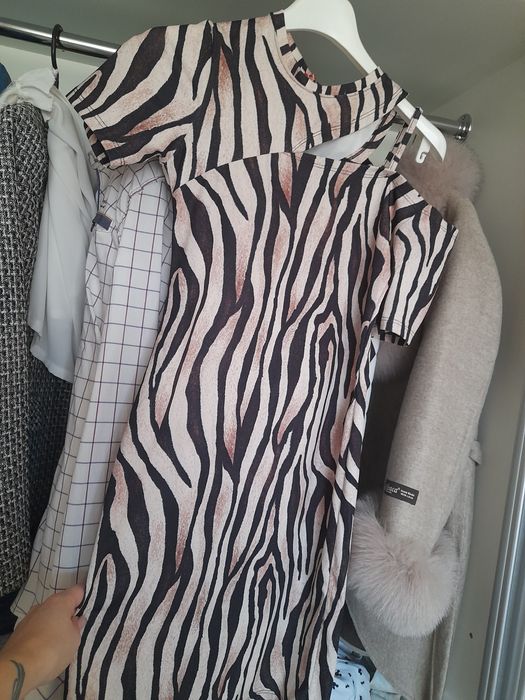 Рокля с принт къс ръкав интересна по тялото