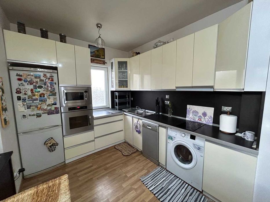 Тристаен! Обзаведен! Траката!