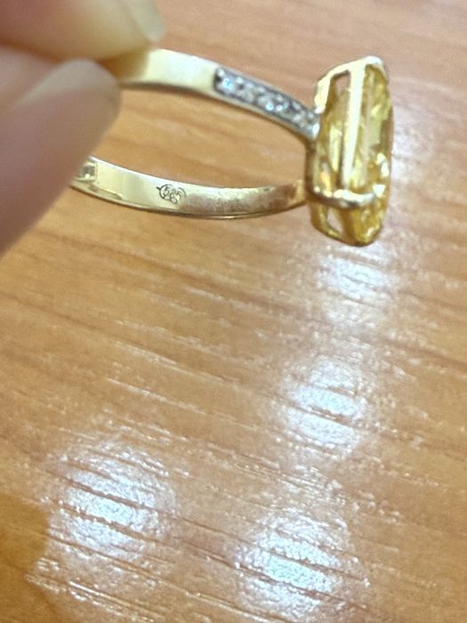 Продам золотое кольцо с бриллиантами