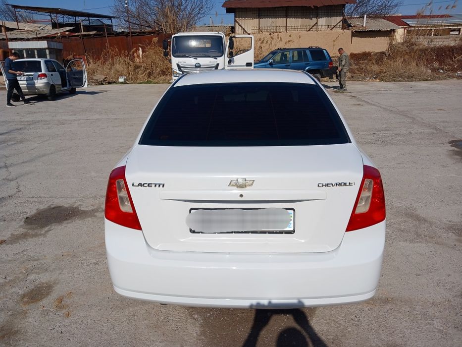 Ласетти 1,8 тезда сотилади