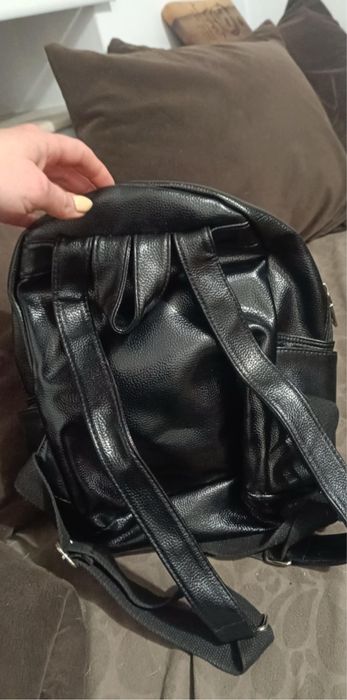 Черна малка раница