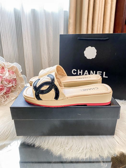 Noile șlapi Chanel cu vârf oblic și talpă plată — noutate fierbinte!