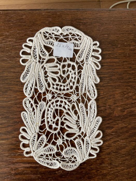 Mileuri,dantela,crosetate manual si farfuri de Horezu