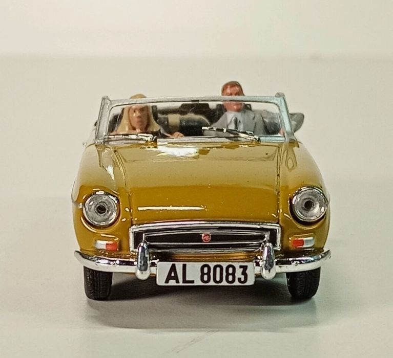 Това е колекционерски модел на автомобил MGB в мащаб 1:43, който е час