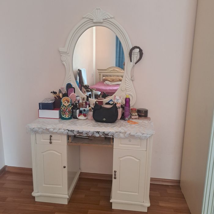 Продам туалетный столик с зеркалом