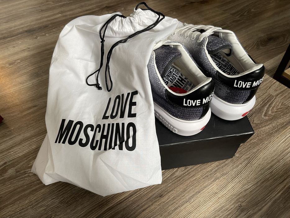 36 н-р Бели кецове Love Moschino