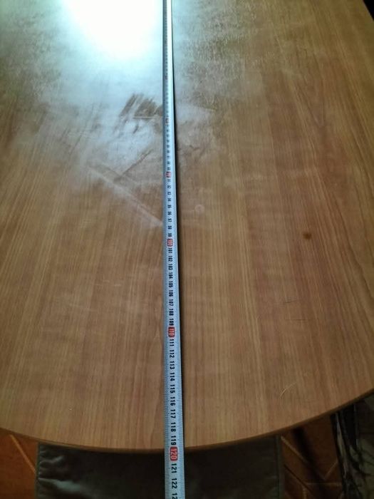 Masă ovală cu picioare metalice