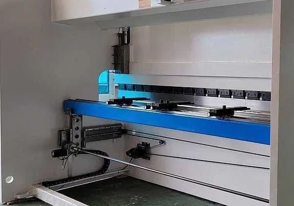 Гидравлический листогибочный пресс TP10S