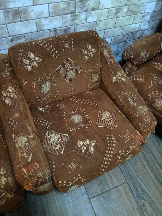 Продаётся диван с 2 креслами