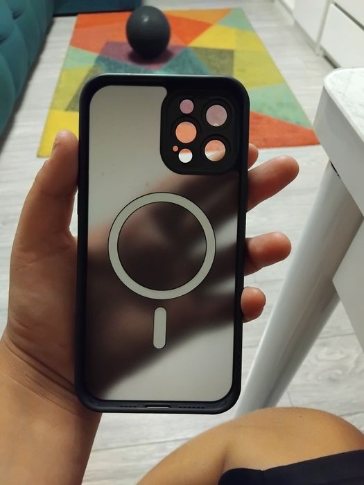Vând husa pentru telefon iPhone 15 pro max si un ceas pentu copii