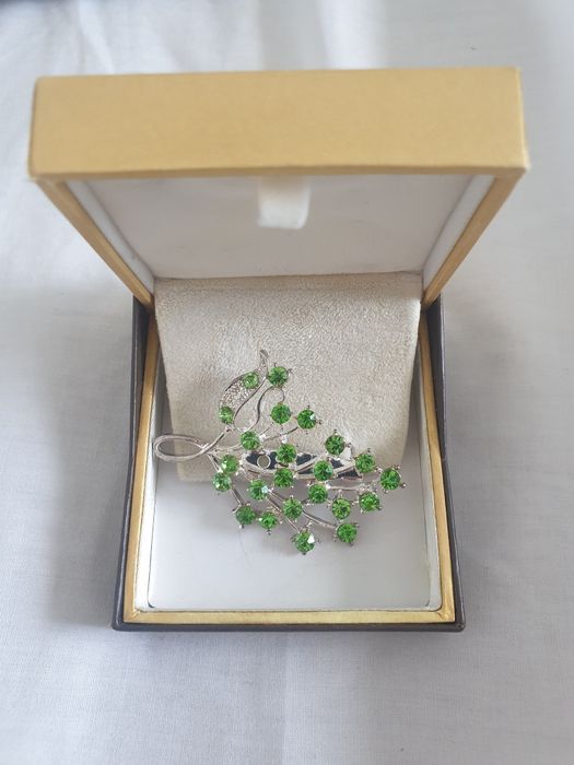 Vând broșă cu pietricele verzi