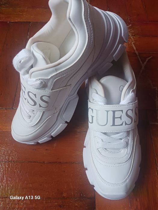 Papuci/Adidași Guess
