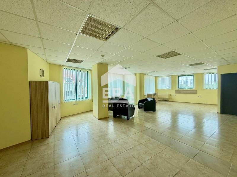 Офис под наем, в административна сграда, в централната част на гр. Вар