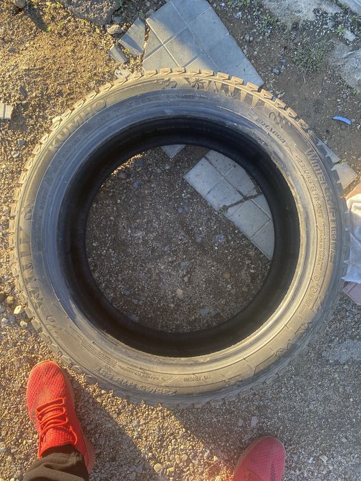 Продам шины шипованые! 235/45/18