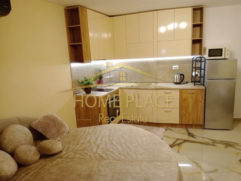 Дава се под наем Двустаен апартамент в Варна, Червен площад - 45 кв.м за 765 € - Снимка #1