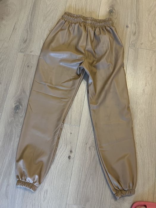 Pantaloni de piele bej