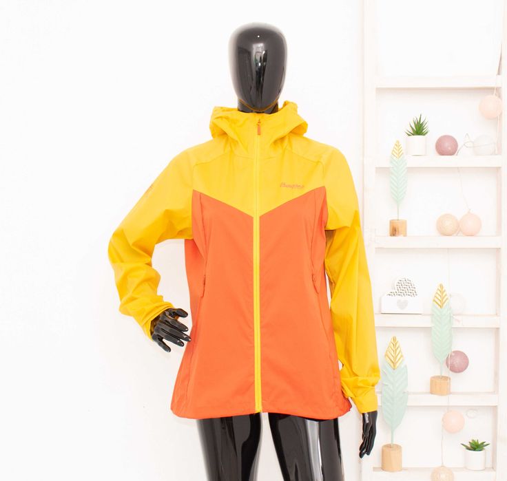 BERGANS Microlight Jacket дамско яке много тънко с качулка ветровка М